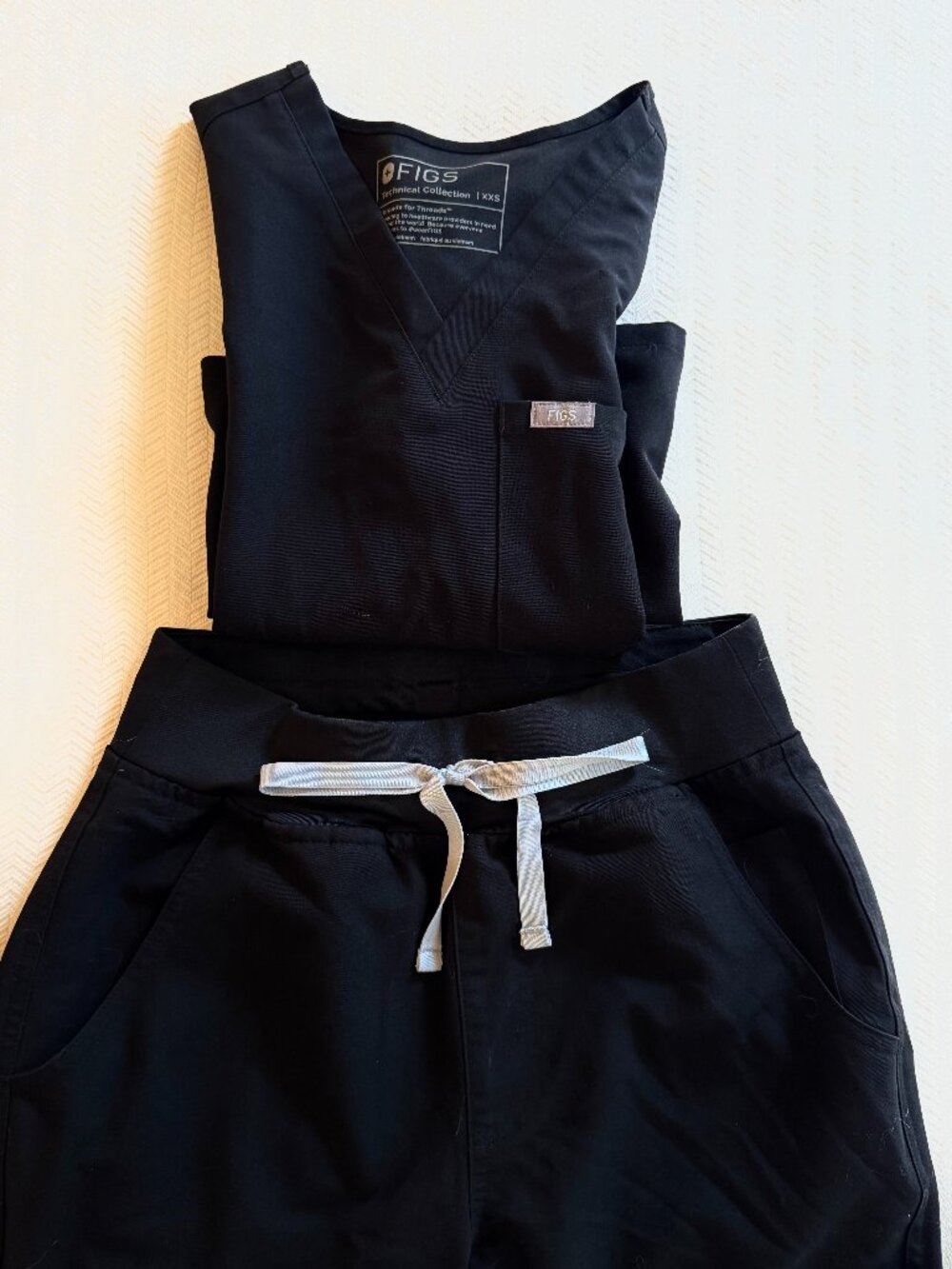 Figs Women's Black XXS Catarina Scrub Top and XS Yola Reg. Pants Set